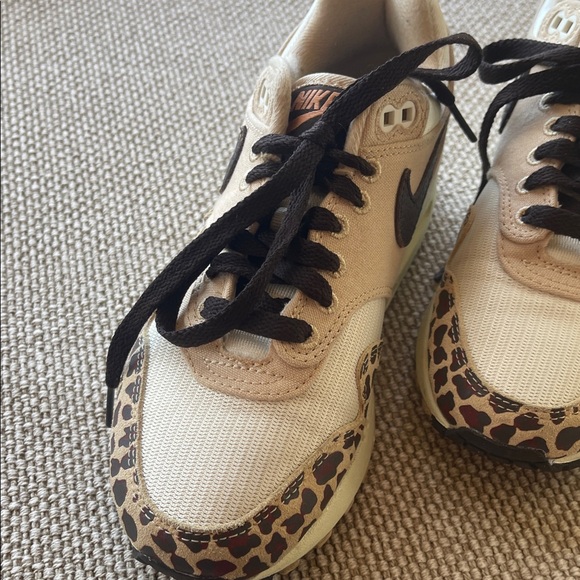 Nike Women’s Air Max 1 87’ Sneaker Beige with Leopard Print and Black Swoosh - Picture 5 of 6
